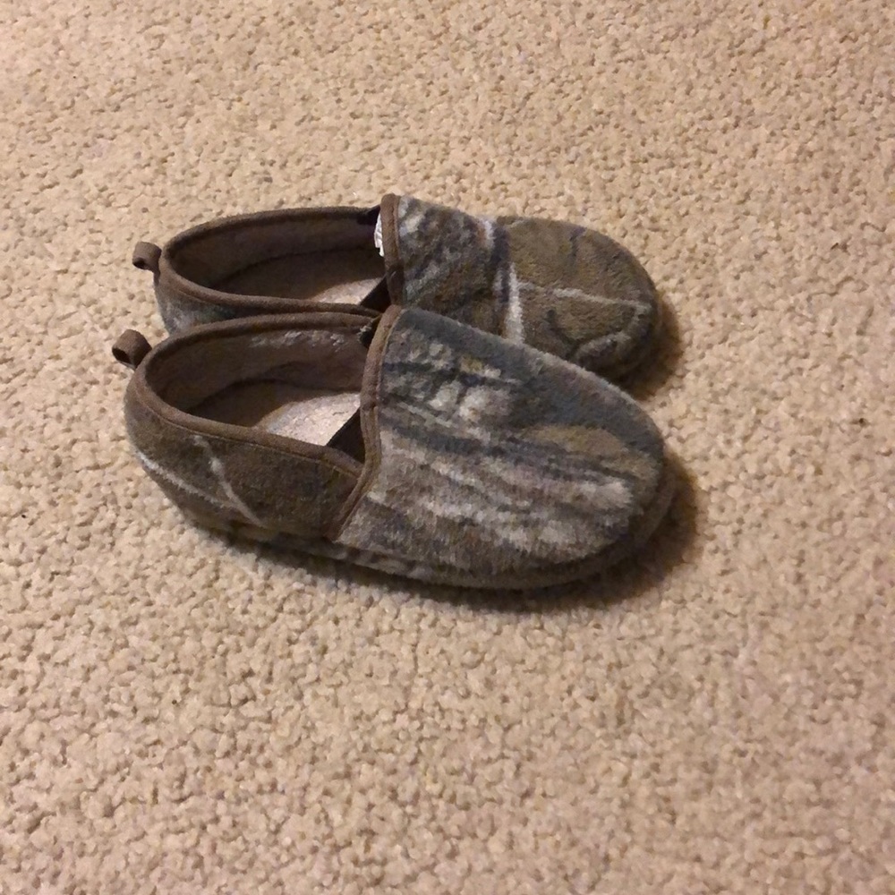 Realtree Camouflage slippers size 13-1Y